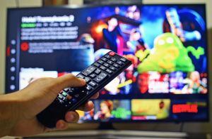 Megindult a televízió-előfizetések lemorzsolódása, erősödik a streaming